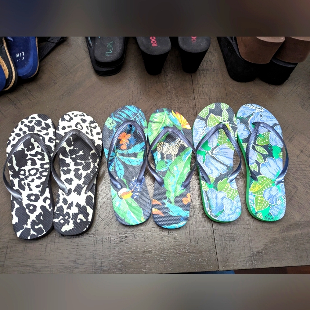 Bundle 4 Pair Colorful Flip Flops Size Medium/7-8 - image 1